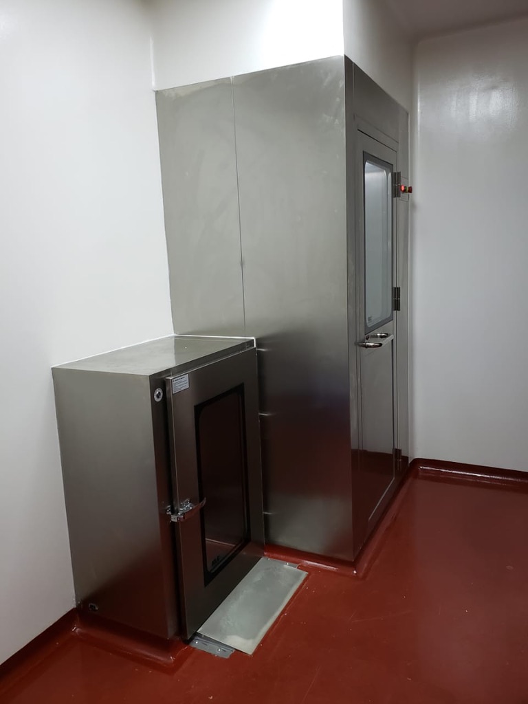Ducha de aire limpio con pass box de acero inoxidable instalado