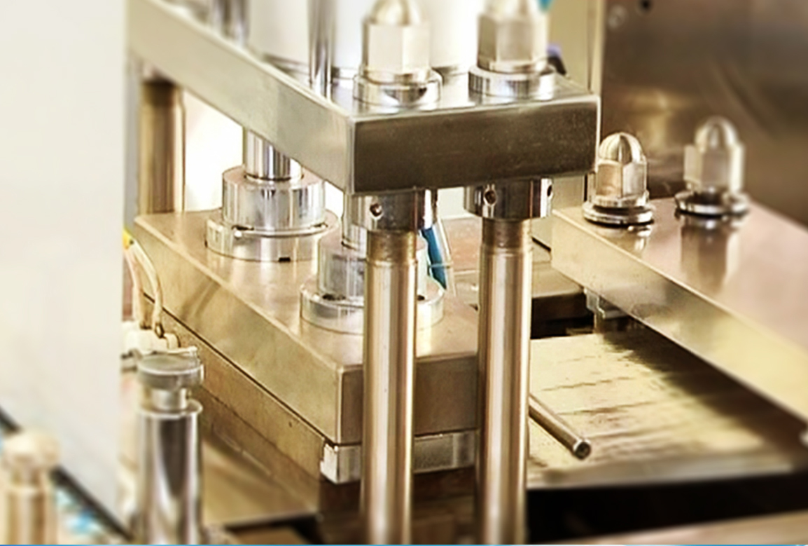 Componentes mecánicos de una máquina automática para producir blísteres