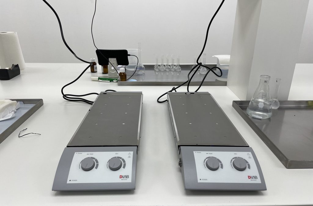 Plancha con Agitador para Laboratorio